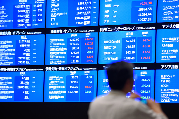 Tablero electrónico con información de las acciones en la Bolsa de Tokio
