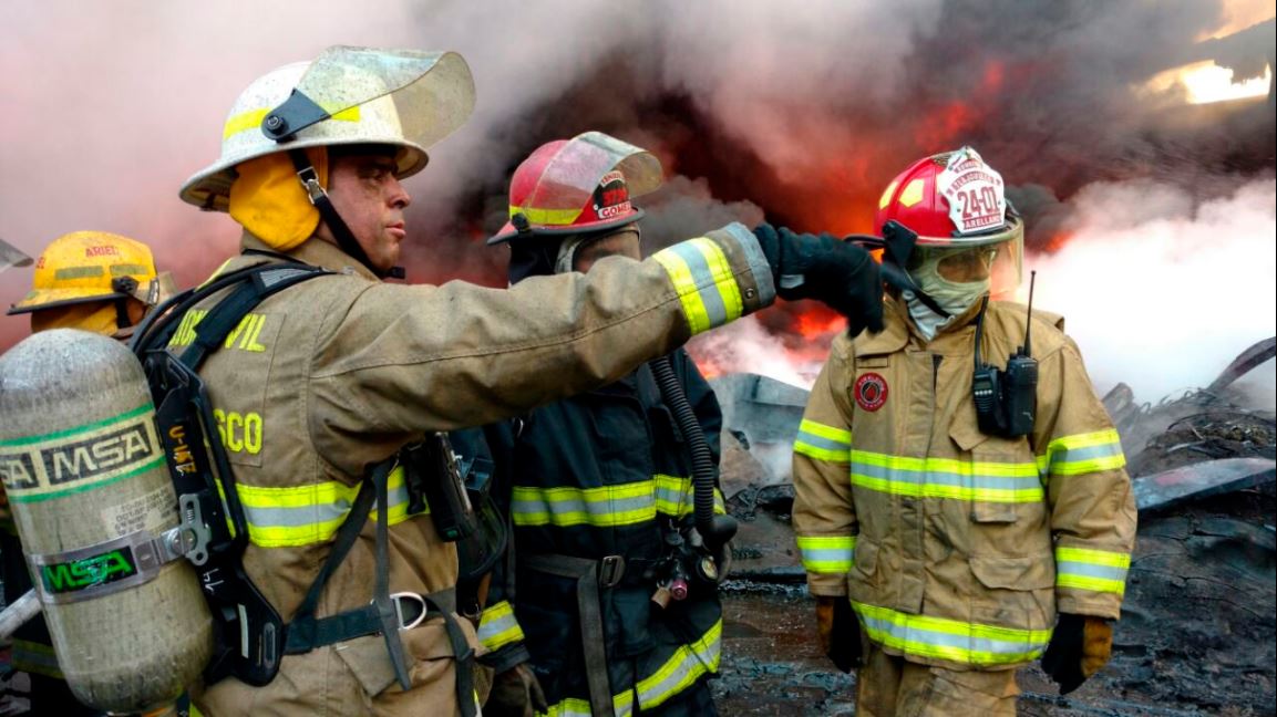 Personal de urgencias trabaja para controlar incendio