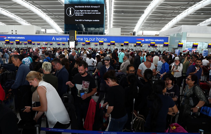 Decenas de vuelos de BA siguen cancelados en Heathrow tras fallo informático (Reuters)