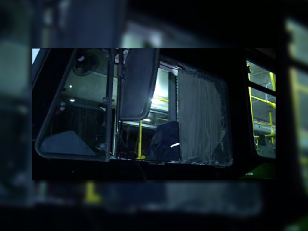 Camión termina con vidrios rotos tras intento de asalto
