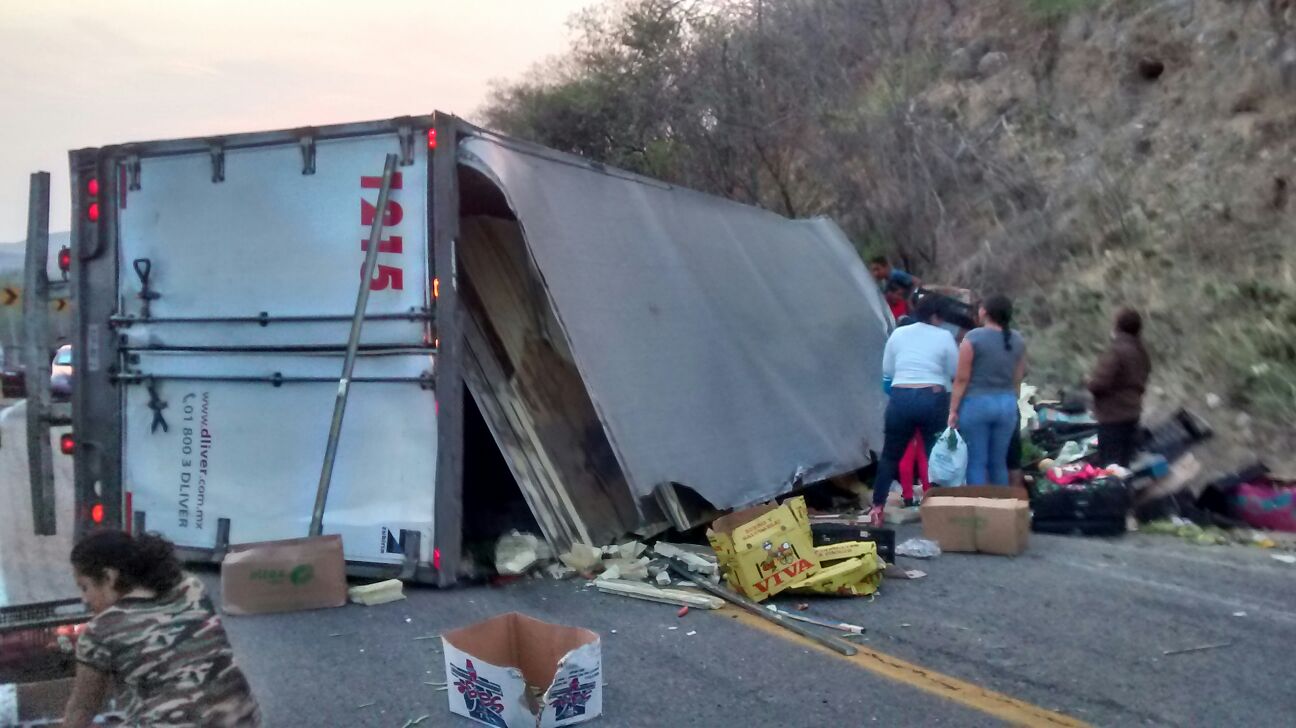 Camión volcado sobre carretera en Jalapa del Marqués