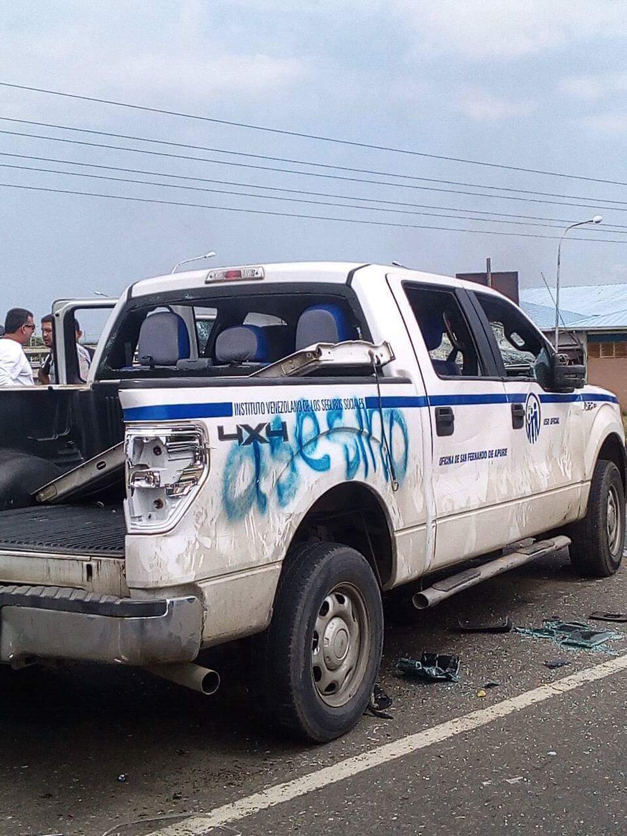 Camioneta con sellos gubernamentales de Venezuela atropella a estudiante en protesta