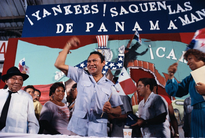 El dictador panameño Manuel Noriega durante un mitin en 1989 (Getty Images)