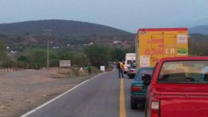 Carretera de Oaxaca afectada por la volcadura de un camion