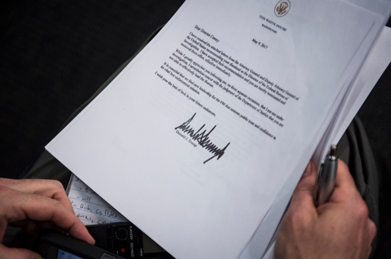Una copia de la carta enviada al director del FBI, James Comey, por el presidente Trump, informándole que ha sido despedido (Getty Images)