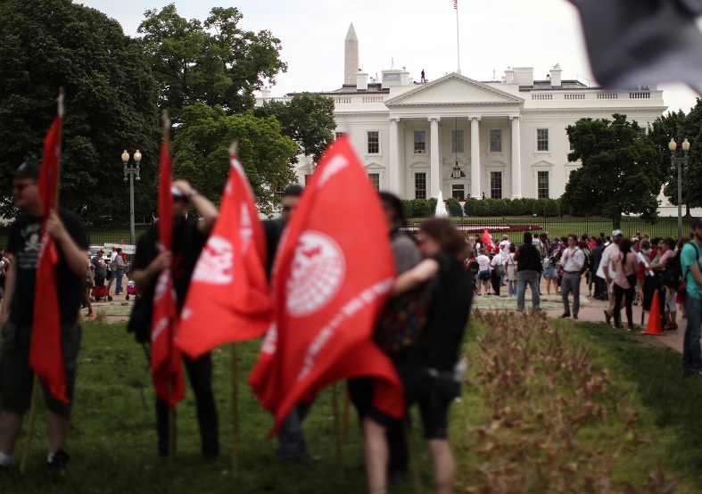 Una multitud se congregó frente a la Casa Blanca por medidas antiinmigrantes (Reuters)