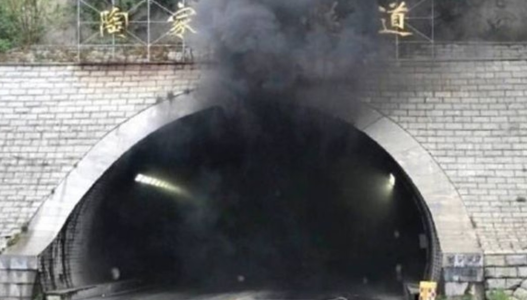 Un autobús escolar fue golpeado por otro vehículo al interior de un túnel en China (Reuters)