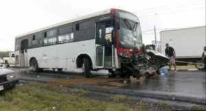 Autobus impacta a camioneta y provoca un muerto