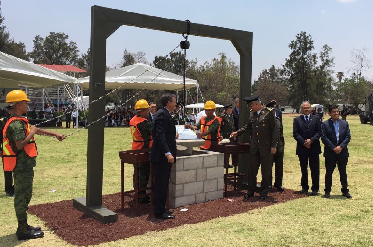 El general Salvador Cienfuegos, titular de la Sedena, coloca la primera piedra de una brigada militar en Irapuato, Guanajuato (Twitter: @S_Cienfuegos_Z)