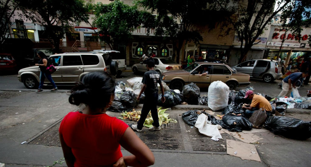 Cientos de venezolanos buscan comida entre la basura