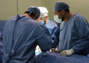 Médicos del IMSS practican cirugía