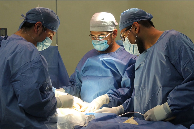 Cirujanos del IMSS intervienen a paciente