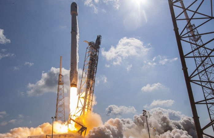 Un cohete reciclable Falcon 9 (Twitter: @spokesoftware)