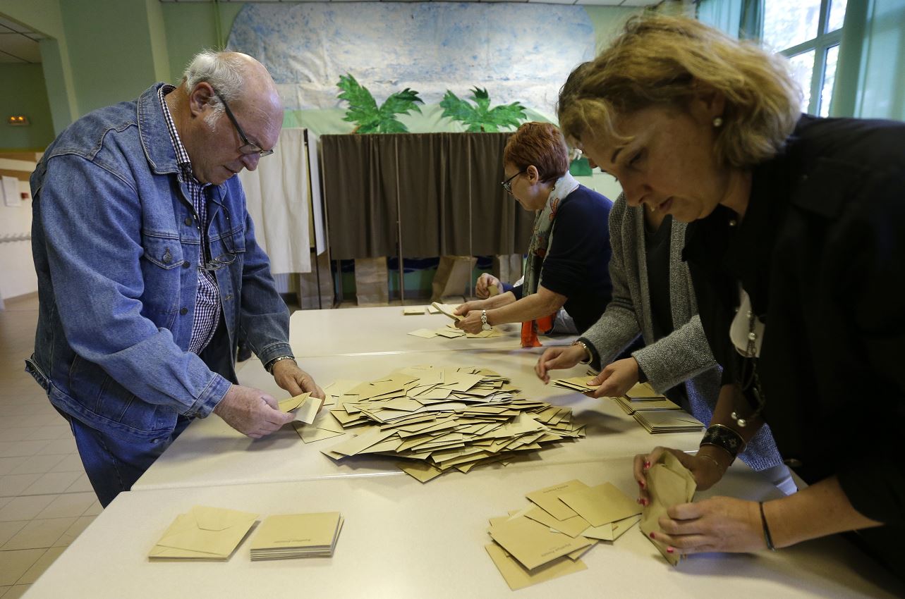 Los voluntarios de las votaciones cuentan las boletas cerca de Marsella, en Francia. (AP)