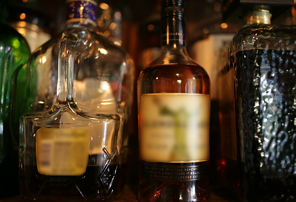 Botellas de whisky exhibidas para su venta