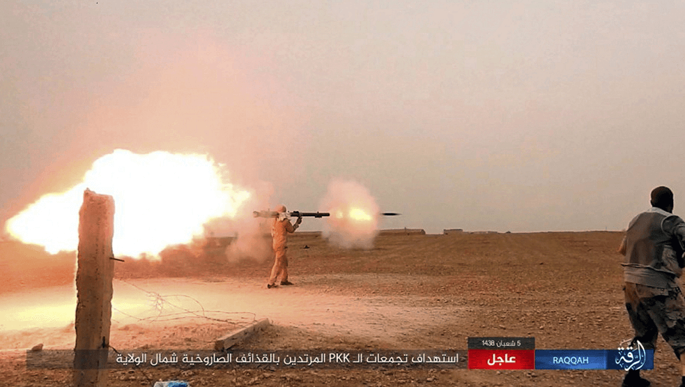 Combatiente Estado Islámico dispara su arma