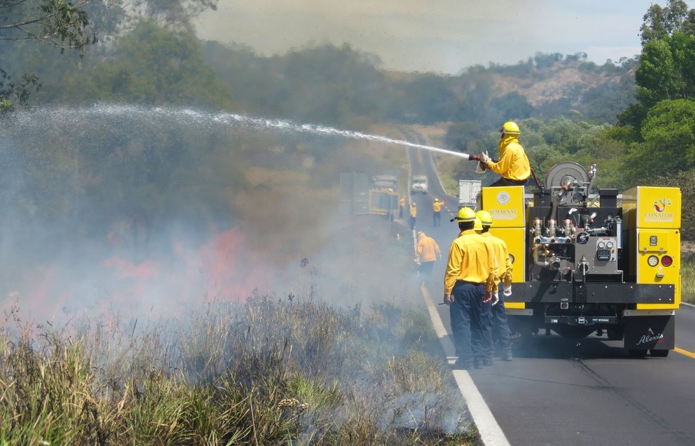 En México hay 772 vehículos especializados para combatir incendios forestales. (Twitter @SEMARNAT_mx, archivo)
