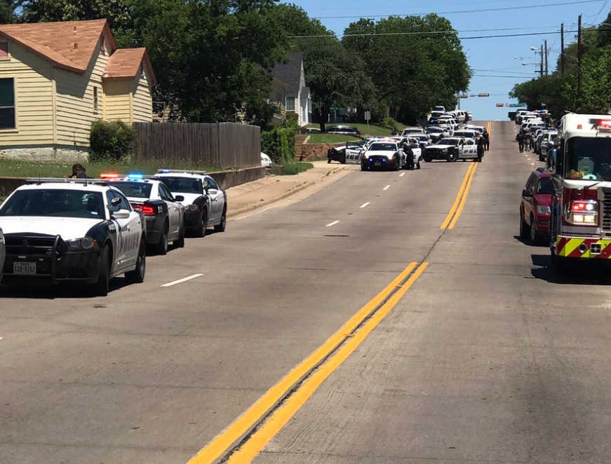 Autoridades de Dallas responden a un tiroteo en la zona de Dolphin Road (Twitter @DallasPD)