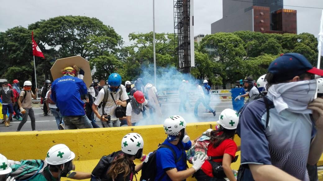 Dispersan con gases lacrimógenos marcha opositora en Venezuela