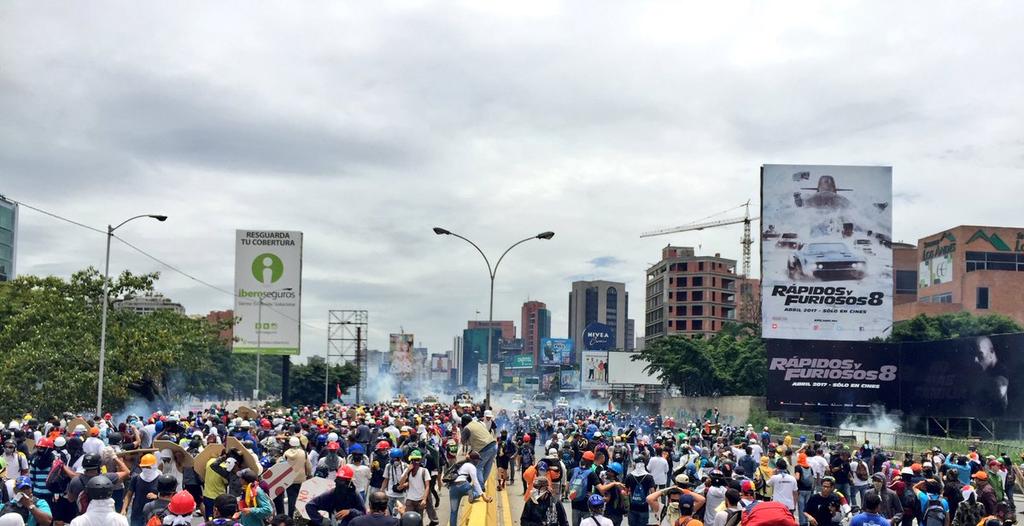 Dispersan con gases marcha opositora que se dirigía al Parlamento venezolano