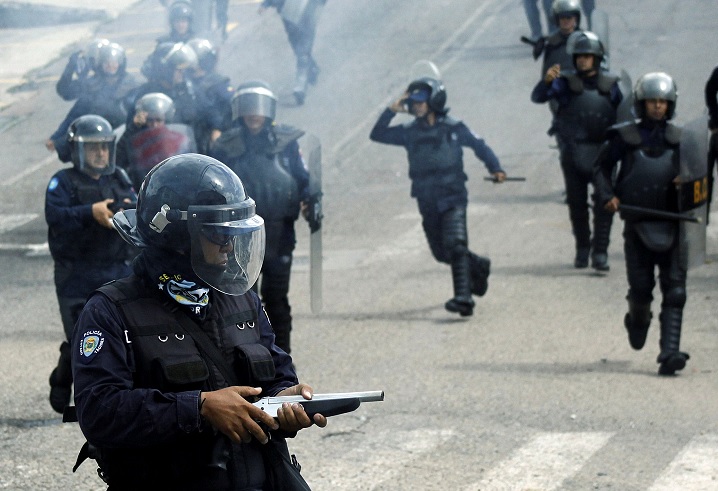 Fuerzas de seguridad antidisturbios en Venezuela (Reuters)