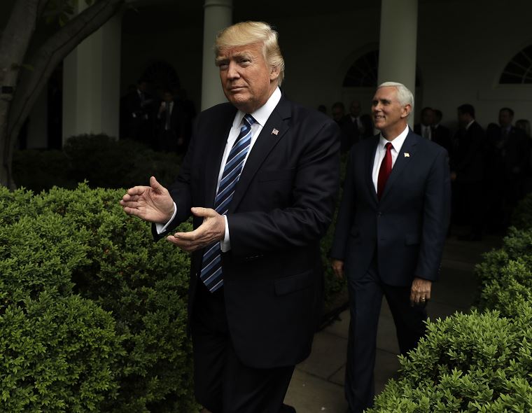 Donald Trump aplaude al llegar al Jardín de las Rosas de la Casa Blanca después de que la Cámara aprobara su proyecto de ley de salud. (AP)