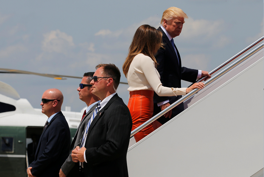 Donald Trump y su esposa Melania abordan el Air Force One
