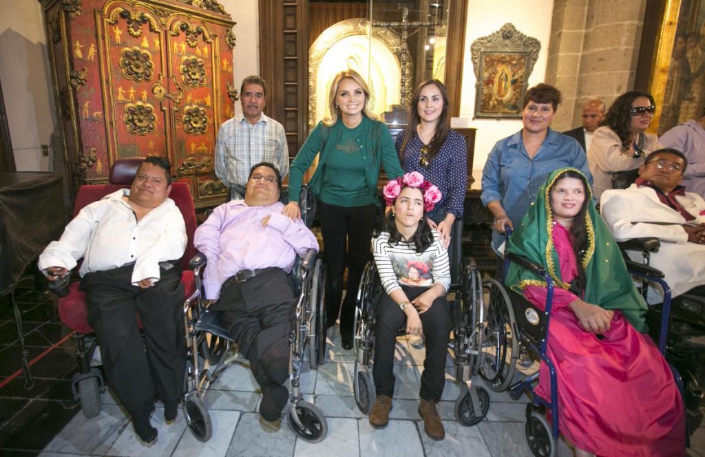 Angélica Rivera de Peña inaugura exposición ‘Floreciendo en la adversidad’