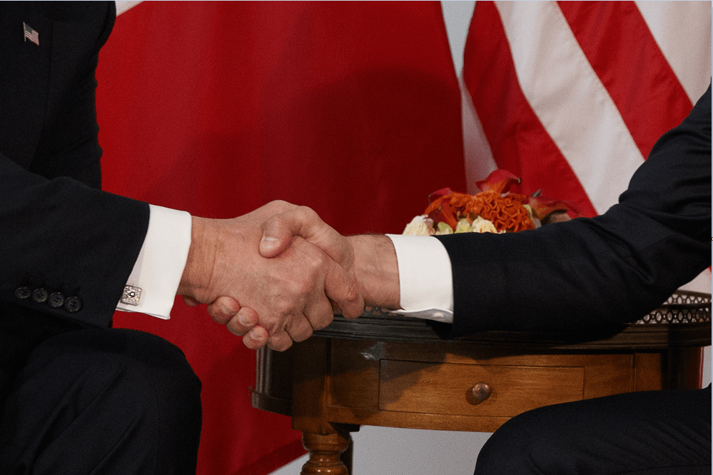 El apretón de manos entre Trump y Macron fue muy comentado en los medios internacionales
