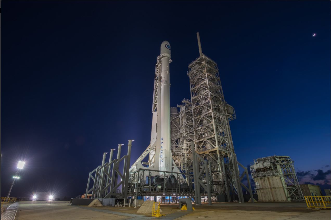 El cohete falcon 9 se prepara para ser lanzado