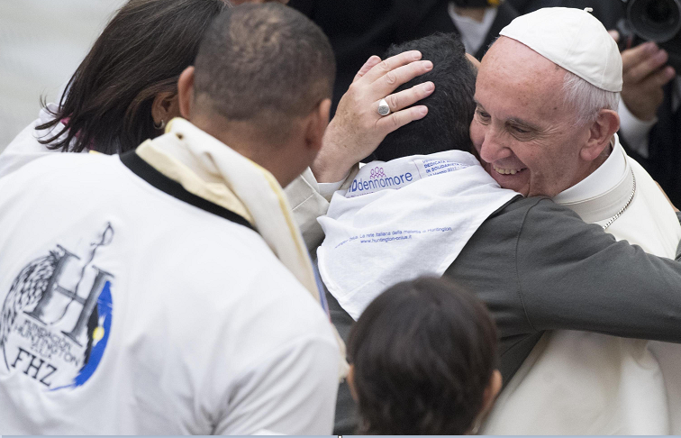 El papa abraza a una persona durante el encuentro con enfermos de Huntington y sus familiares