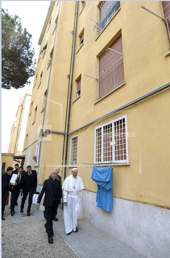 El papa durante su visita no anunciada a la localidad italiana de Ostia