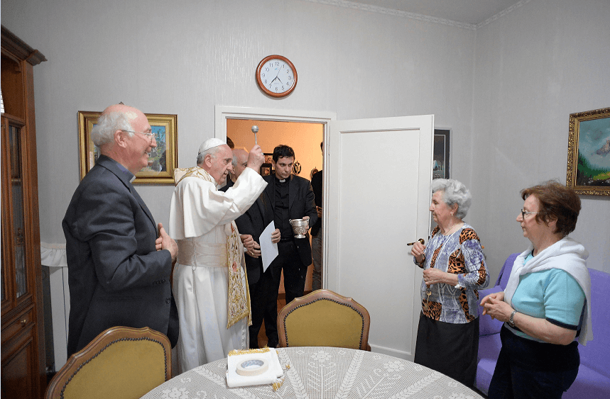 El papa Francisco bendice un hogar en la localidad costera italiana de Ostia