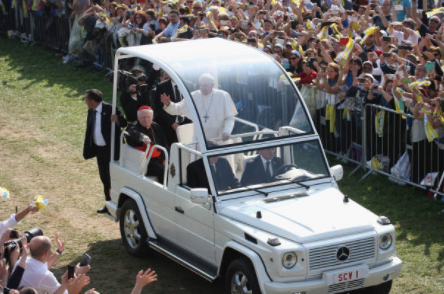 El papa Franciso a bordo del papamovil