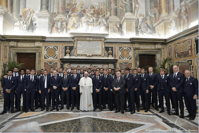 El papa Francisco posa con los jugadores del Juventus y del Lazio, en el Vaticano