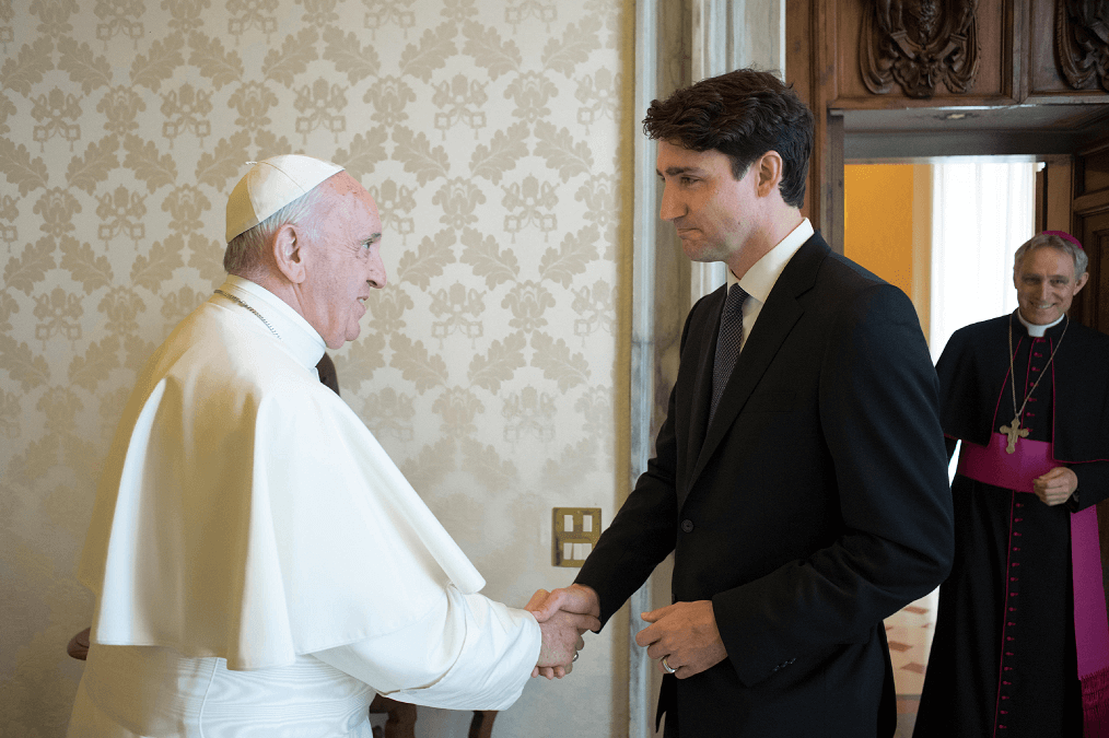 El papa Francisco saluda a Justin Trudeau en el Vaticano