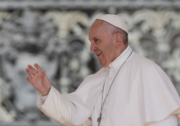 El papa Francisco saluda a los fieles en el Vaticano. (AP, archivo)