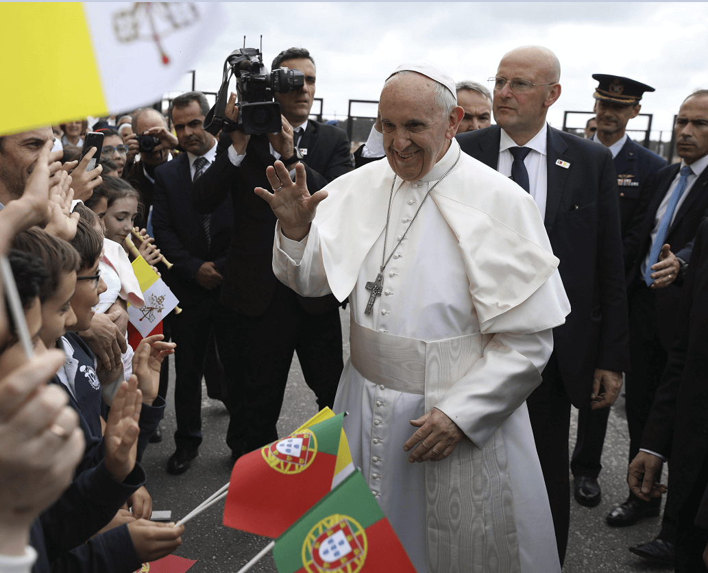 El papa saluda a los peregrinos en Portugal