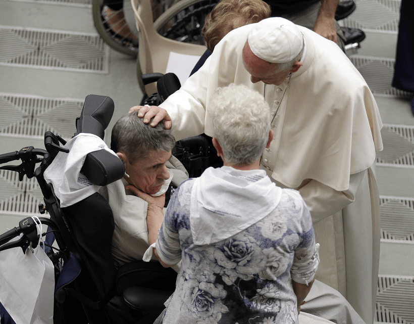 El papa saluda a un enfermo del mal de Huntington en el Vaticano