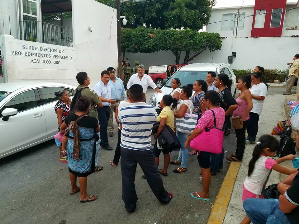 El presidente municipal de Zihuatanejo se reune con familiares de detenidos