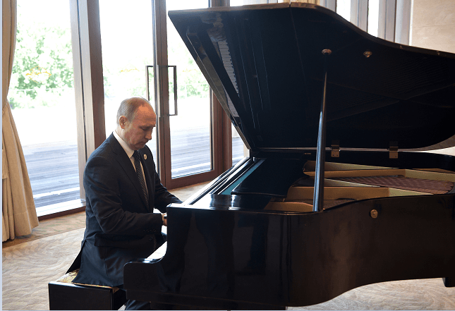 El presidente ruso, Vladimir Putin, tocando el piano en China