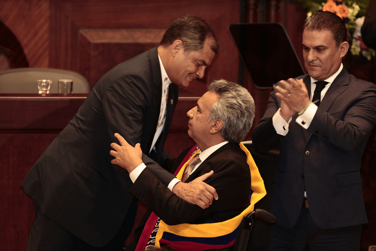 El presidente saliente Rafael Correa impuso la banda presidencial a Lenín Moreno en la Asamblea Nacional.
