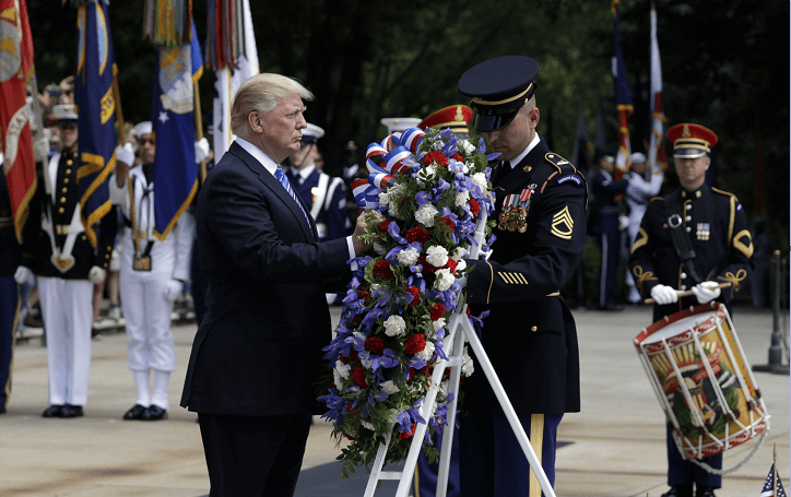 El presidente Trump rindió un homenaje a los soldados caídos en combate