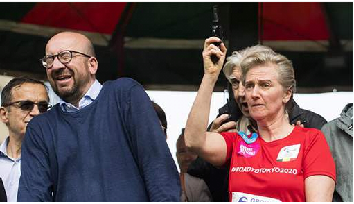El primer ministro belga, Charles Michel, hizo un gesto cuando la princesa dio el pistoletazo