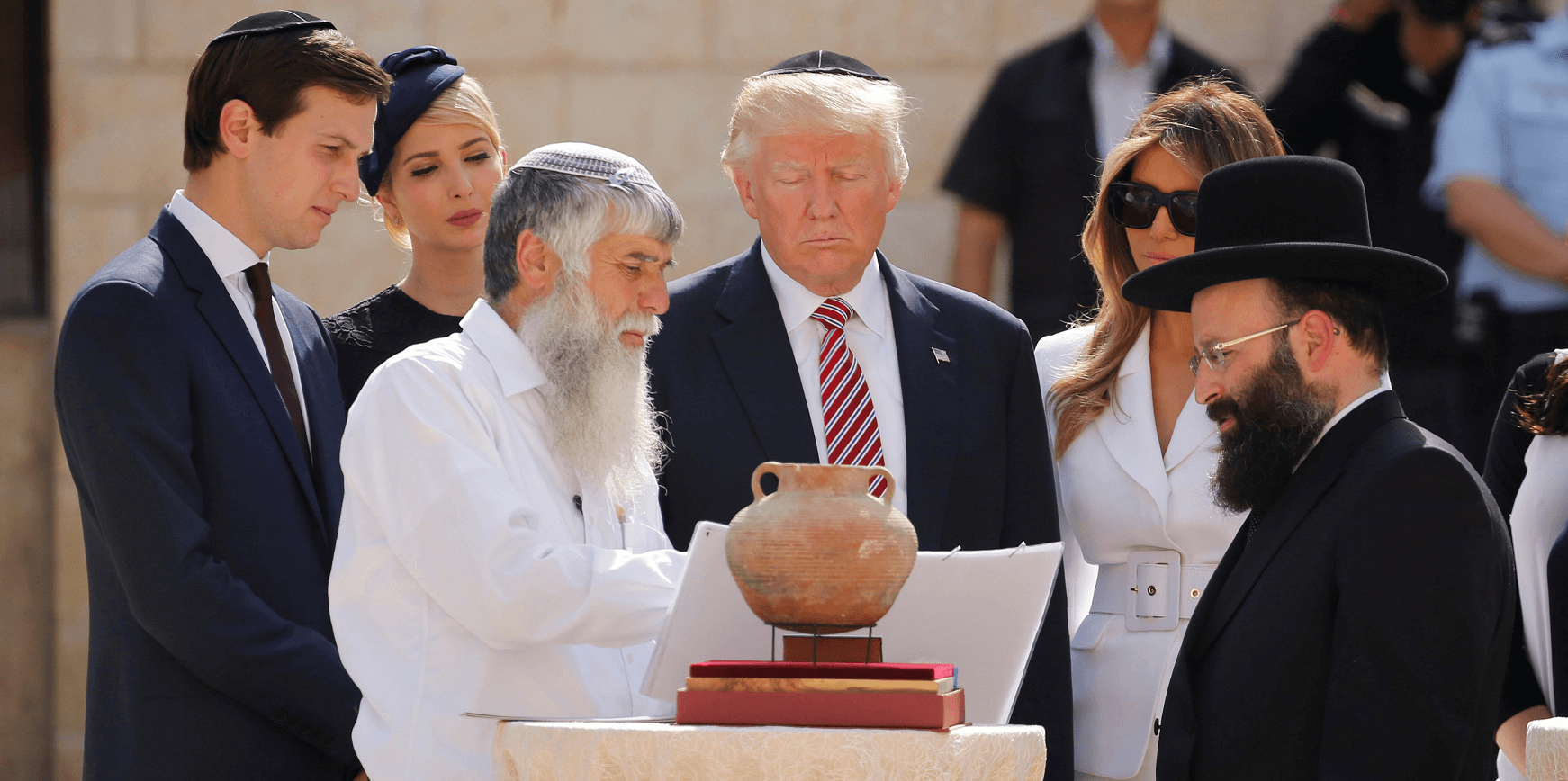 El rabino del muro,Shmuel Ravinovich, acompañó a los miembros de la familia Trump