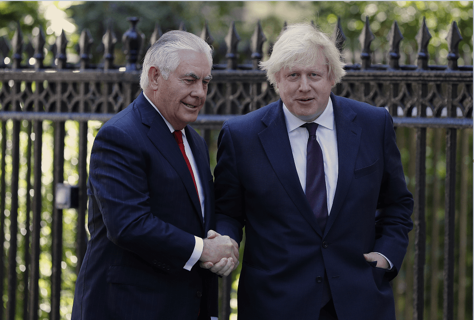 El secretario de Estado de EU, Rex Tillerson, y el ministro de Exteriores del Reino Unido, Boris Johnson