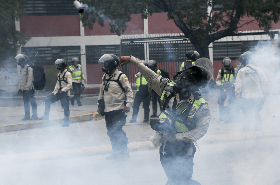 Policias venezolanos lanzan gases lacrimogenos a opositores