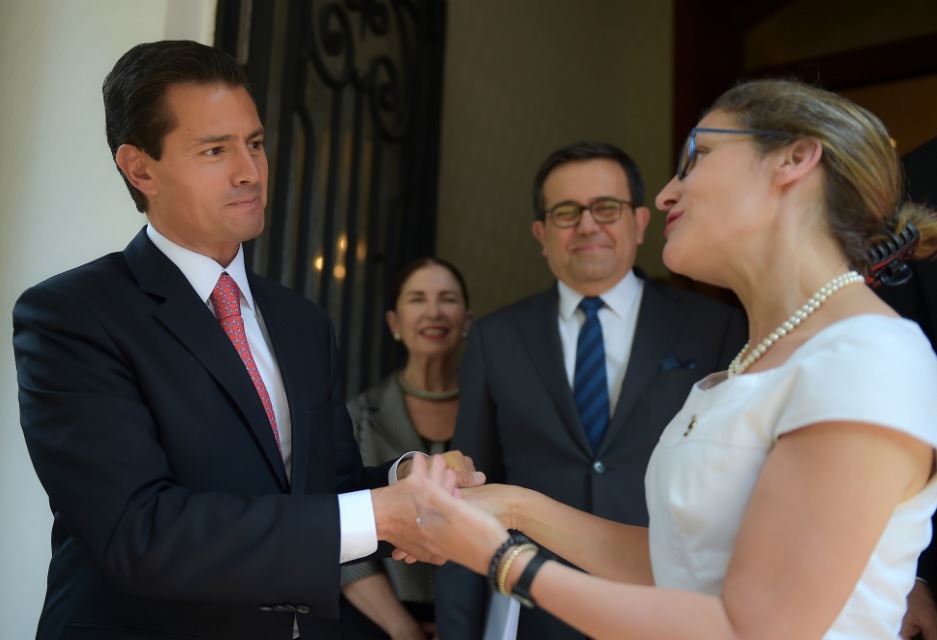 El presidente Enrique Peña Nieto recibe en Los Pinos a Chrystia Freeland, ministra de Asuntos Exteriores de Canadá. (Presidencia de la República)