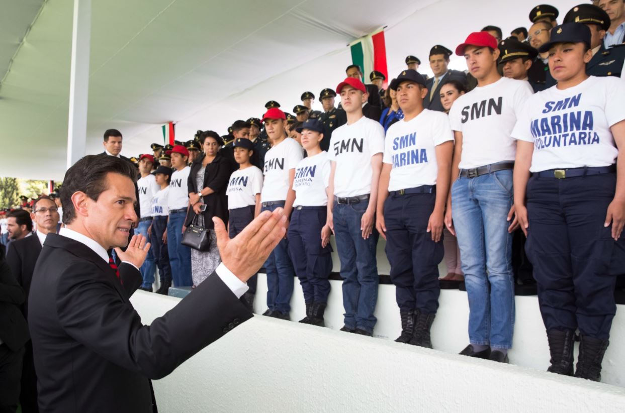 El presidente Enrique Peña Nieto toma protesta a los jóvenes del Servicio Militar Nacional.