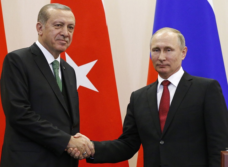 El presidente ruso Vladimir Putin estrecha la mano con su homólogo turco Tayyip Erdogan (Reuters)